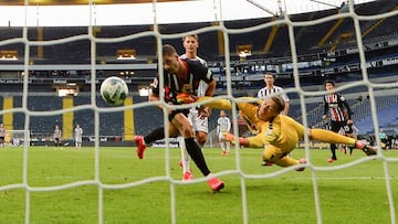 Frankfurt/main (Germany), 26/05/2020.- Andre Silva (l) of Frankfurt scores the 1-1 during the German Bundesliga soccer match Eintracht Frankfurt vs SC Freiburg in Frankfurt, Germany, 26 May 2020. (Alemania) EFE/EPA/ARNE DEDERT / POOL DFL regulations prohi