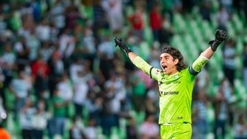 Carlos Acevedo festeja un gol de Santos durante un partido