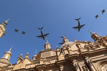 Aviones del Ala 15 y 31 vuelan por encima de la Basílica de la Virgen del Pilar durante la tradicional ofrenda de flores.