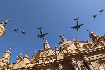 Aviones del Ala 15 y 31 vuelan por encima de la Bas¨ªlica de la Virgen del Pilar durante la tradicional ofrenda de flores.