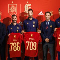Busquets, Gayá, Pau Torres y Yeremy, homenajeados por Leyendas España