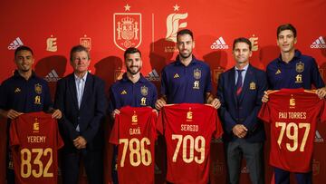 Busquets, Gayá, Pau Torres y Yeremy, homenajeados por Leyendas España