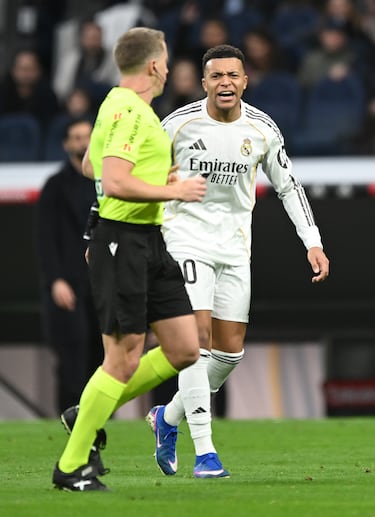 Kylian Mbappé recrimina al colegiado del encuentro, Miguel Sesma.