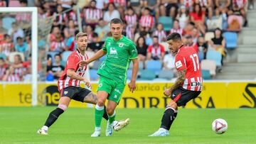 Jon Karrikaburu, del Racing, contra el Athletic.