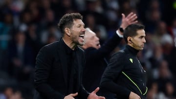 Soccer Football - LaLiga - Real Madrid v Atletico Madrid - Santiago Bernabeu, Madrid, Spain - February 8, 2025 Atletico Madrid coach Diego Simeone reacts during the match REUTERS/Juan Medina