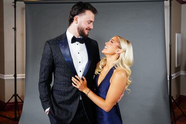 
Paul Skenes, pitcher de los Pittsburgh Pirates, reciente rookie de la Liga Nacional en la temporada 2024, es pareja de Olivia Dunne, gimnasta profesional. Estos se conocieron a través de amigos en común en la universidad.
