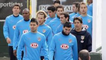 <b>EXPECTACIÓN. </b>Agüero y Reyes encabezan el grupo a la salida de un entrenamiento en Majadahonda.