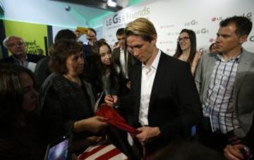 Fernando Torres y unos aficionados al terminar el acto.