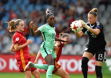 La portera de la selección española, Sandra Panos pelea por el balón con Diana Silva de Portugal.