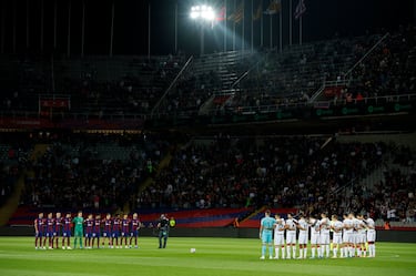 Minuto de silenci en memoria de Bobby Charlton.