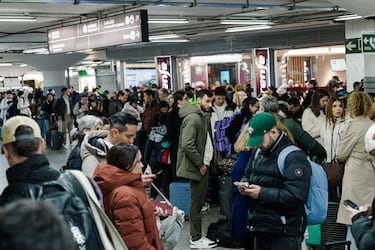 Decenas de personas haciendo cola en las oficinas de Renfe, en la estación Madrid-Puerta de Atocha-Almudena Grandes, a 18 de enero de 2026, en Madrid (España).
