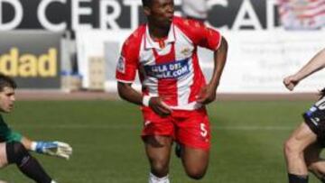 <b>ANGUSTIADO.</b> El Sporting perdió la oportunidad de acercarse a la permanencia ante un almería que no se juega nada.