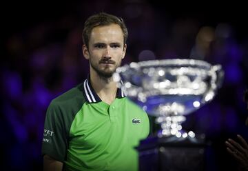 Daniil Medvedev observa el título de campeón del Open de Australia. El tenista ruso ha perdido las 3 finales que ha disputado en Melbourne, en 2020 frente a Djokovic, en 2022 frente a Nadal y este año frente a Sinner.