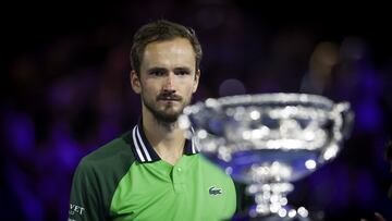 Daniil Medvedev, detrás del trofeo del Open de Australia.