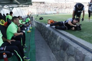 En la previa del encuentro entre Colo Colo y Palestino, un camarógrafo de la trasmisión oficial sufrió una caída que produjo risas en la banca alba