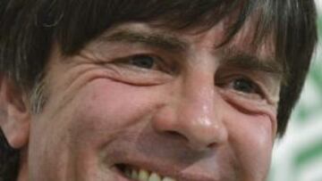 El seleccionador alemán, Joachim Löw sonríe durante la rueda de prensa de la selección alemana en Gdansk, Polonia.