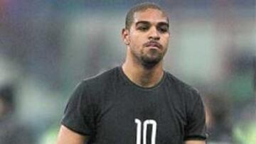 <b>SÓLO 14' ANTE EL MILÁN. </b>Con esta cara abandonó el césped Adriano.