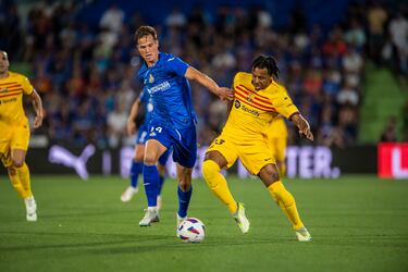 Koundé y Latasa luchan por un balón durante el partido.
  