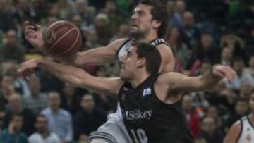 Sergio Llull entra a canasta ante Quino Colom.