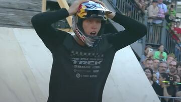 El piloto sueco de MTB Emil Johansson se pone las manos a la cabeza tras ganar el Best Trick del Red Bull District Ride de Nuremberg (Alemania) con un World&#039;s First. El viernes 2 de septiembre del 2022. 