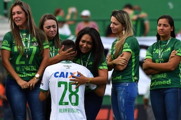 Emotivo abrazo de Alan Ruschel con familiares de los fallecidos.