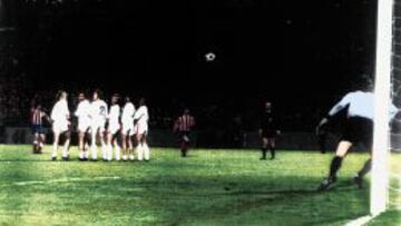 ERA MEDIO TÍTULO. El gol de falta de Luis en la final de la Copa de Europa de 1974 parecía dar el título al Atlético, pero no fue así.