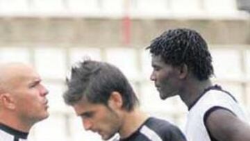 <b>EL GOL. </b>Ariza Makukula conversa, durante el entrenamiento de ayer, con Luis César en presencia de Javier Portillo. Se espera mucho de la dupla 'Maku'-'Portigol'.