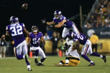 En esta imagen, el strong safety de los Vikings Andrew Sendejo (34) salta sobre un receptor steeler para intentar interceptar el bal¨®n. Pese a lo espectacular de la foto, el partido no dio para mucho m¨¢s y acab¨® con un pobre 14-3 para los de Minnesota.