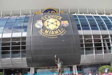 Los aficionados colmaron el Hard Rock Stadium de Miami para disfrutar de El Clásico entre Real Madrid y Barcelona.