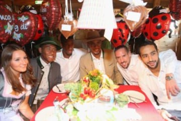 David Alaba y su novia Katja Butylina, Kingsley Coman, Jerome Boateng, Franck Ribery y Medhi Benatia.