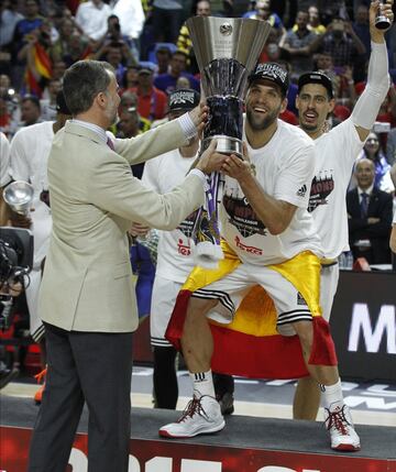 El año 2015 fue el de Felipe Reyes. MVP de la Liga Endesa (ya lo fue en 2009) y elegido en el mejor quinteto de la Euroliga con 36 años, consiguió uno de los mayores sueños del madridismo: la novena. Las derrotas ante el Olympiacos (100-88) y el Maccabi (98-86 en un partido con prórroga) los dos años anteriores provocaron que el título fuera todavía más dulce. Felipe, con problemas de faltas, pasó la parte final del encuentro en el banquillo, y fueron Saughter y Gustavo Ayón los encargados de proteger la zona. Carroll sostuvo a los suyos cuando más difícil estaba todo, Llull y el Chacho pusieron la calma, Rudy se encaró con Spanoulis al final y Nocioni, claro, fue el héroe y el MVP de la Final Four. Y todo en el WiZink, en casa. El Madrid repitió en 2018 ante el Fenerbahçe de Zeljko Obradovic, pero la euforia de 2015 fue inigualable. Historia del madridismo.