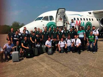 El 28 de noviembre salieron de Brasil en el vuelo OB 739 de Boliviana de Aviación, mismo que llegó a Santa Cruz de la Sierra, Bolivia a las 16:50 hora local. De ahí, los elementos del Chapecoense, cambiaron al avión LaMia para continuar su viaje hacia Colombia, esto a pesar de que la Autoridad Aeronáutica Civil Brasileña solicitó que el operador del chárter fuera brasileño o colombiano, pero el club optó por mantenerse con LaMia, que antes ya había transportado a otros equipos.