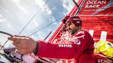 Xabi Fernández, patrón del 'Mapfre' ayudando esta mañana a la tripulacion a izar la vela mayor del barco