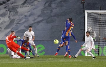 Ter Stegen subió al área del Real Madrid a rematar en la última jugada del partido.