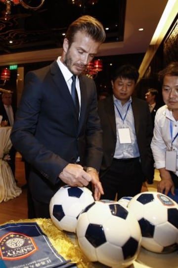 David Beckham firma autógrafos durante su visita a Jiangsu Sainty Club de Fútbol en Nanjing Olympic Sports Center el 18 de junio de 2013 en Nanjing, China.