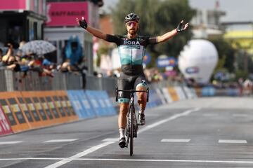 Peter Sagan, corredor del Team Bora, de Eslovaquia, celebra su victoria al cruzar la línea de meta en la décima etapa de la carrera ciclista Giro de Italia 2020, una etapa de 177 kilómetros entre Lanciano y Tortoreto.