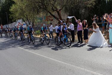 Asistentes a una boda animan en la octava etapa de la Vuelta a España.