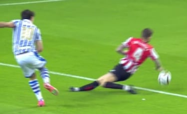 La pol¨¦mica en la final: el posible penalti, el que se pit¨® y la roja corregida de I?igo Mart¨ªnez