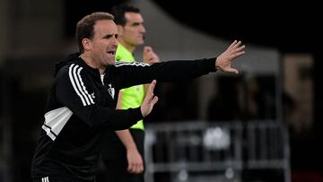 Osasuna's Spanish coach Jagoba Arrasate gestures during the Spanish Copa del Rey (King's Cup) final football match between Real Madrid CF and CA Osasuna at La Cartuja stadium in Seville on May 6, 2023. (Photo by ANDER GILLENEA / AFP)