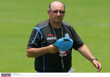 SOCCER/SOCCER
ENTRENAMIENTO AMERICA
MEXSPORT DIGITAL IMAGE
19 May 2008:  Photo of coach Sergio Markarian of Cruz Azul, during a training session./Foto de Sergio Markarian de Cruz Azul, durante una sesion de entrenamiento. MEXSPORT/OMAR MARTINEZ