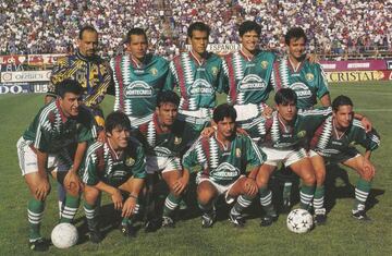 Brizuela, abajo penúltimo de izquierda a derecha, en su primera etapa en Audax Italiano, en 1996.