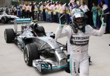 El piloto de Fórmula Uno Nico Rosberg celebrando su victoria en el  Gran Premio de Brasil 