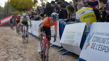 Tom Pidcock, durante la carrera de Copa del Mundo en Benidorm.