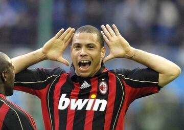 Tras su paso por el Real Madrid fichó por el Milan en el que estuvo dos temporadas. 