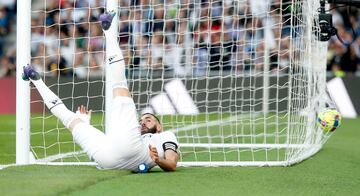 Benzema cae al suelo tras el remate de cabeza que supuso el 2-0 para el Real Madrid ante el Real Valladolid. 