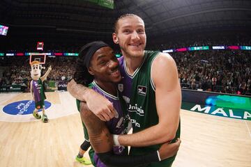 Kendrick Perry y Dylan Osetkowski se abrazan después de una victoria del Unicaja en el Martín Carpena.