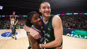 Kendrick Perry y Dylan Osetkowski se abrazan después de una victoria del Unicaja en el Martín Carpena.