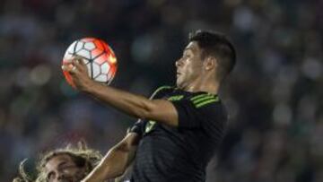 Raúl Jiménez fue felicitado por su club.