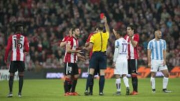 Mikel San José ve la tarjeta roja durante el encuentro entre el Athletic de Bilbao y el Málaga.