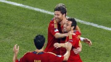 El jugador espa&ntilde;ol Xabi Alonso celebra con sus compa&ntilde;eros su gol ante Francia.